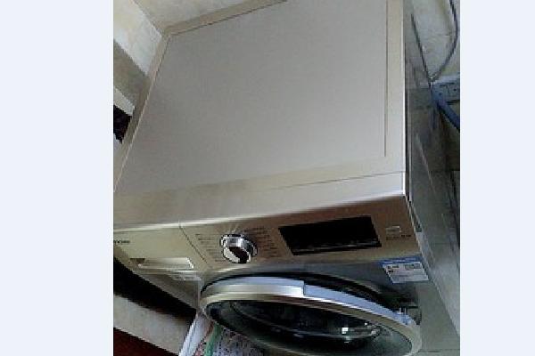 奶奶天天给宝宝穿脏衣服,宝宝一换洗衣服就起疹子