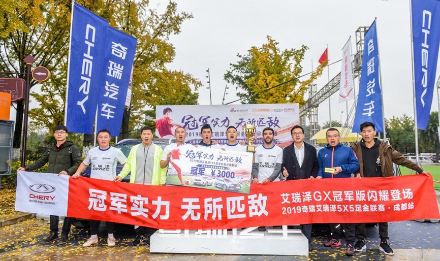 在足球场上如何跟对面的人交流,在足球认识很多朋友