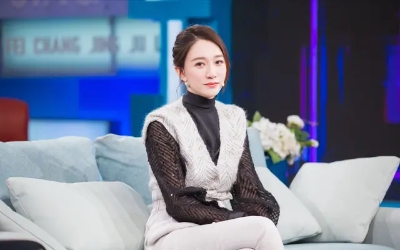 李小冉穿长裙配黑色露脐装,李小冉披肩长裙秀好身材