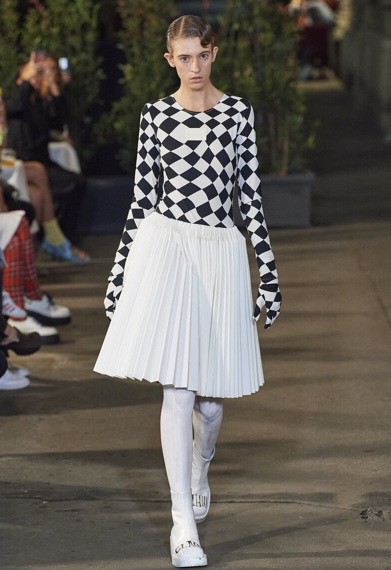 大百褶裙和小百褶裙哪个显瘦,百褶裙秋冬胖mm显瘦遮肉搭配