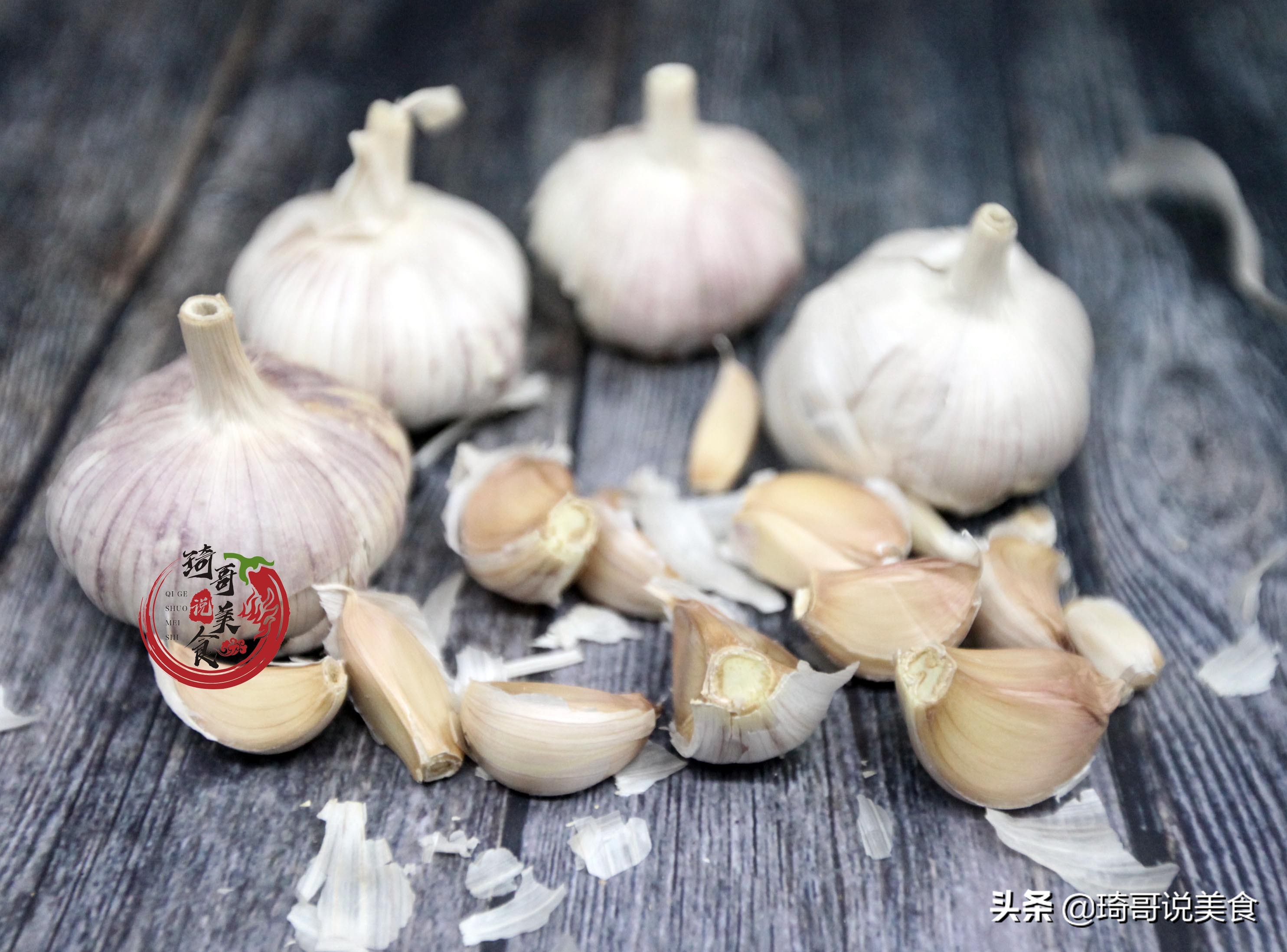 囤蒜商怎么保存大蒜长时间不发芽,干大蒜怎样保存才不易发芽和霉烂