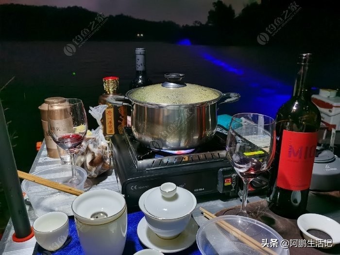 雨中作乐:酒足饭饱，雨后垂钓收货颇丰！