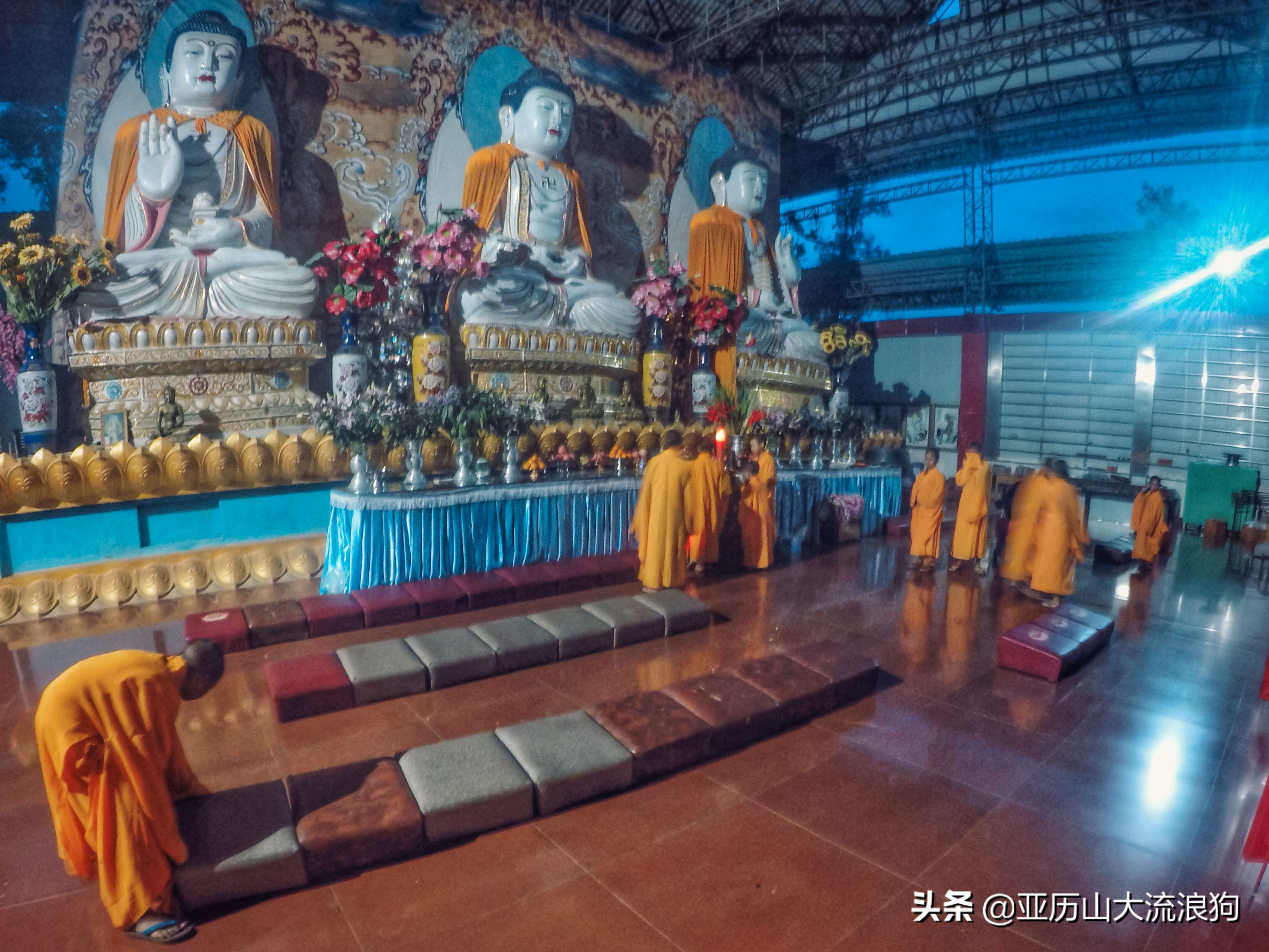 中缅边境的佛寺,旅途中遇到藏区僧人
