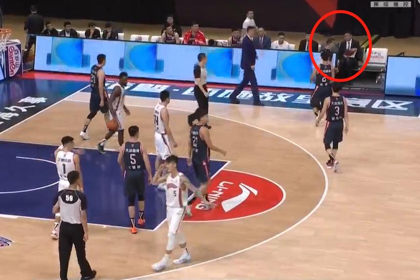 3次漏判！56号裁判为何吹王怀玉技术犯规？他让赵睿莫再责备小弟