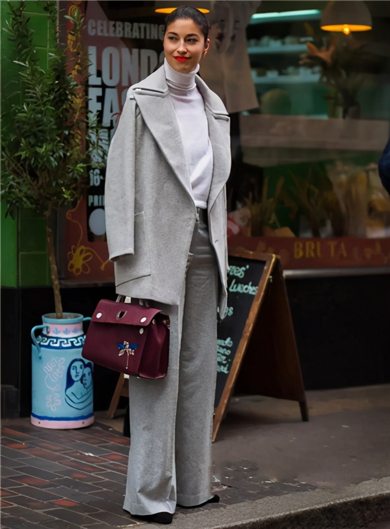 浅灰色打底衫秋冬高级感,燕麦色针织打底衫