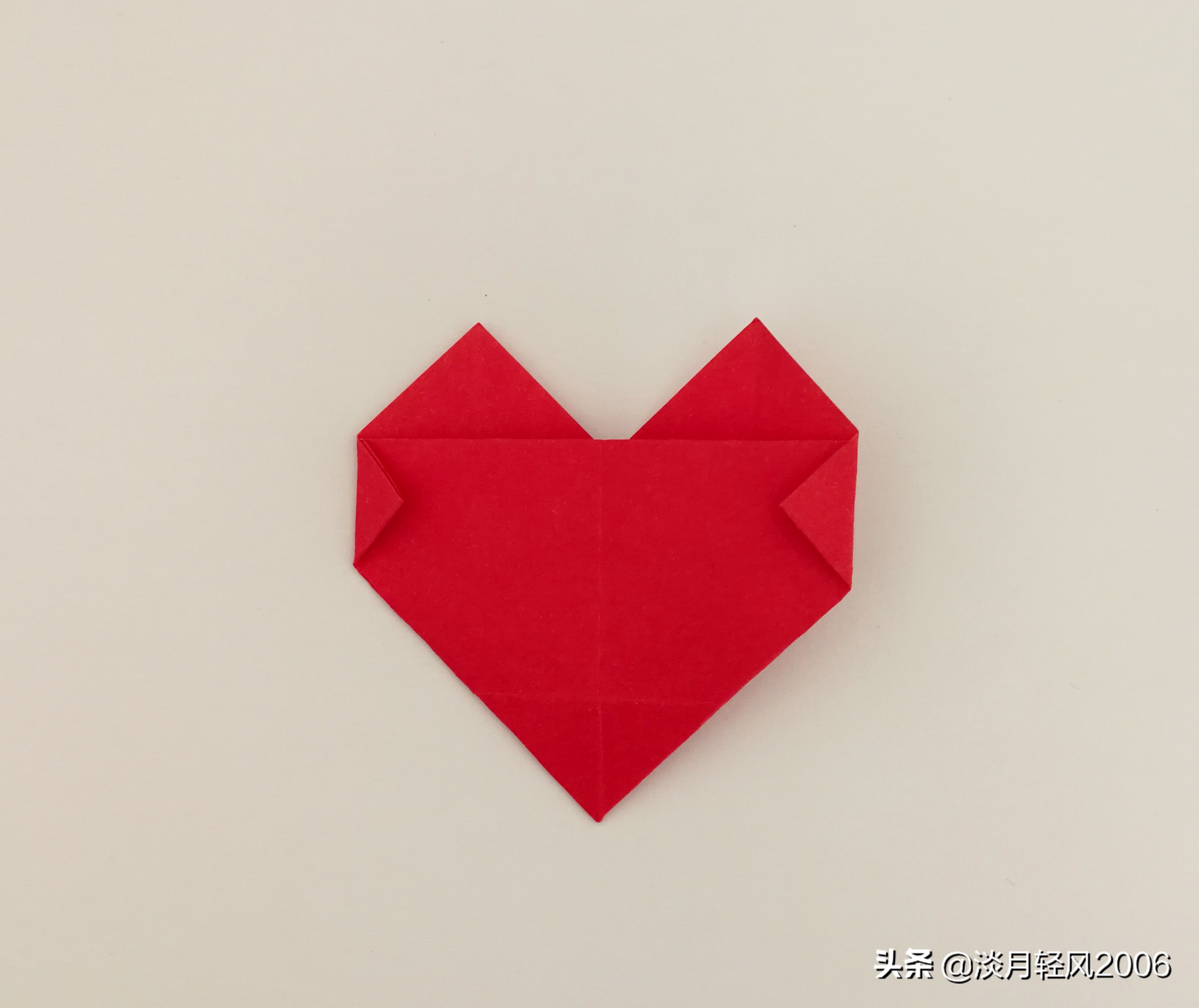 怎么用一张纸一剪刀剪很多个爱心,立体爱心怎么折简单只用一张纸