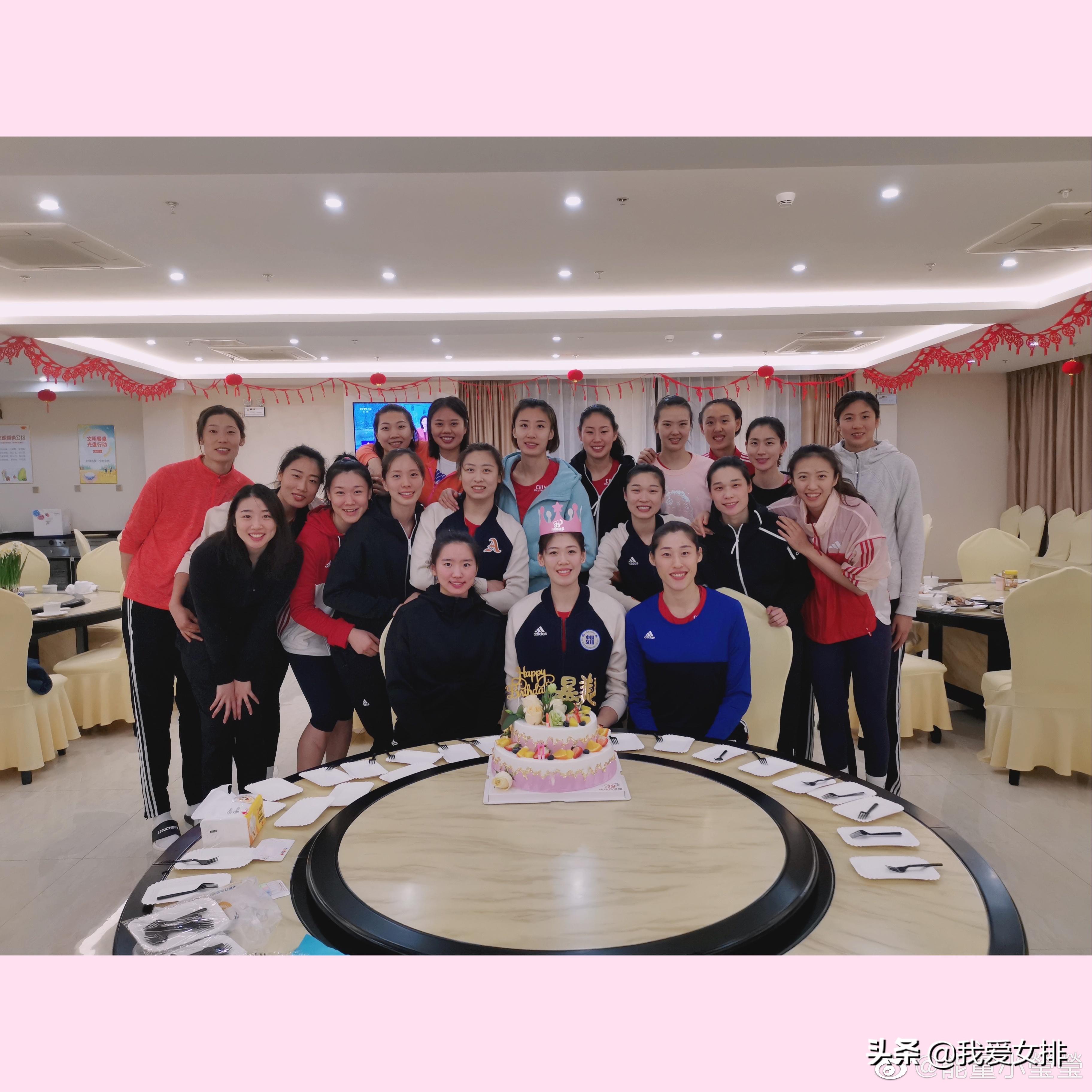 中国女排最新全家福,中国女排郑益昕美照