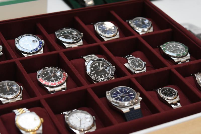 劳力士水鬼和欧米茄表哪个好,劳力士水鬼和卡西欧水鬼对比