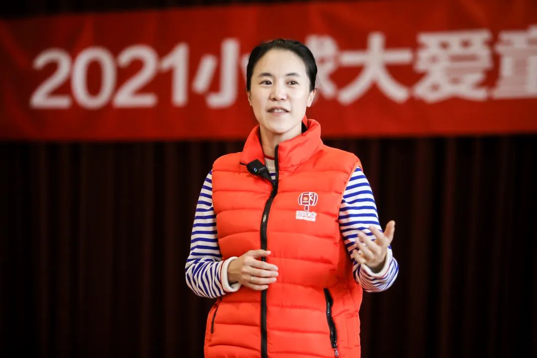 建*党**百年进课堂|王楠“冠军讲堂”在泰达二小开讲