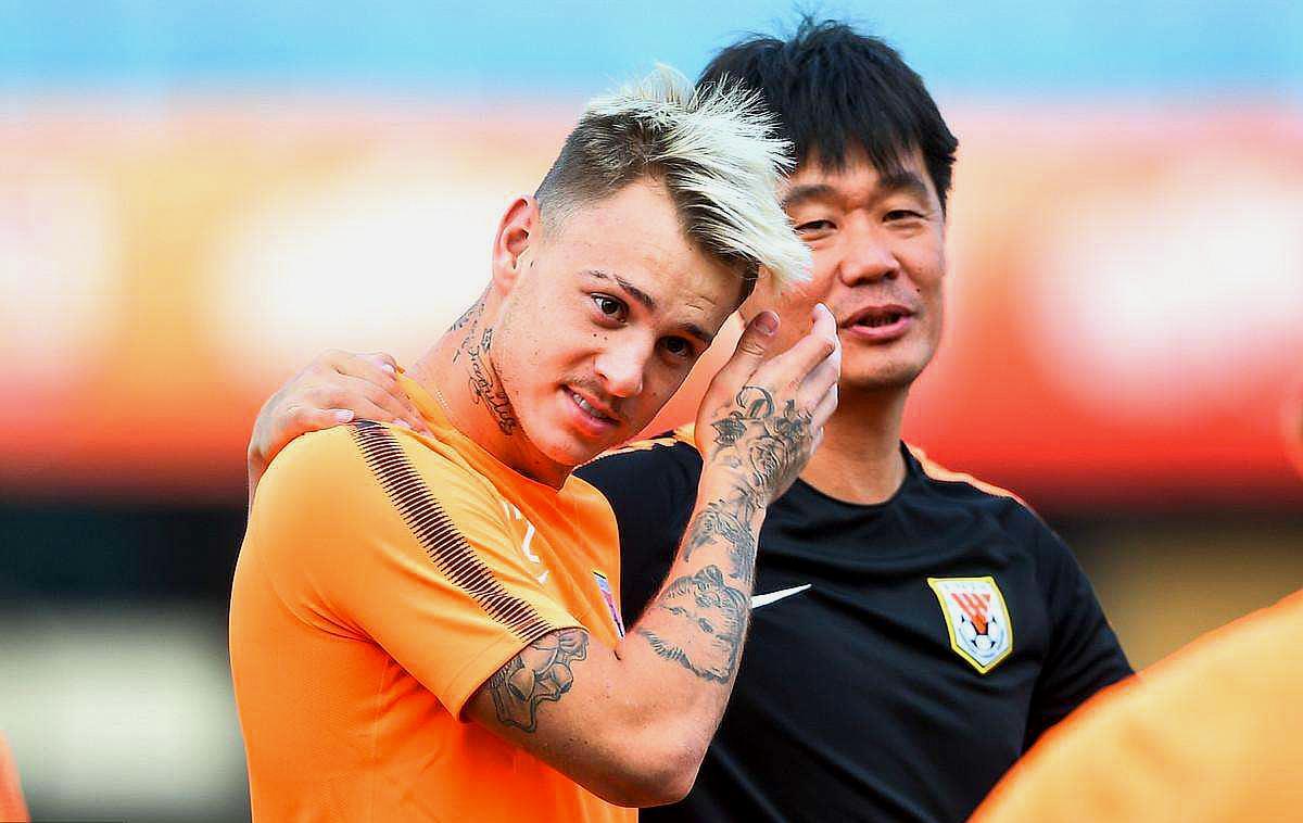 越南cf烟雾弹,越南河内fc