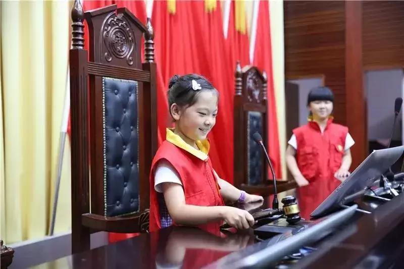 “零距离”体验！青岛小主人报记者团走进黄岛法院