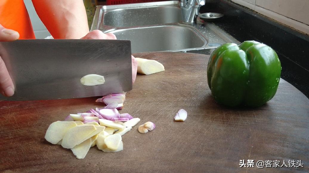 鸭肉这么做太好吃了，美味无腥味，做法还简单，上桌一会光盘