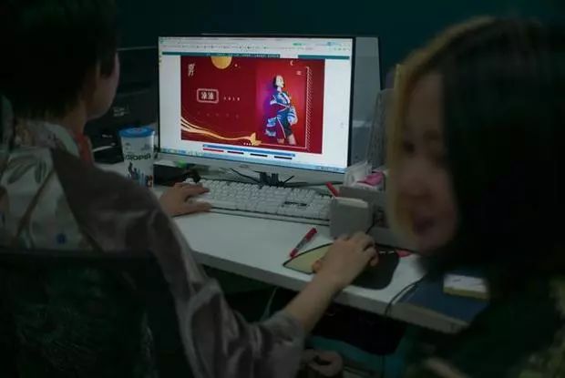 95后成都低欲望女店主：年销千万不爱豪车，最大心愿是买一台电脑