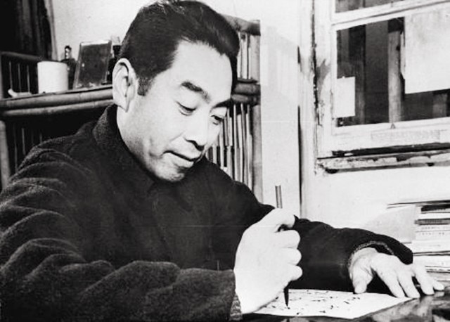 记者故意刁难周总理：为何要用美产钢笔？他的回答让记者羞愧