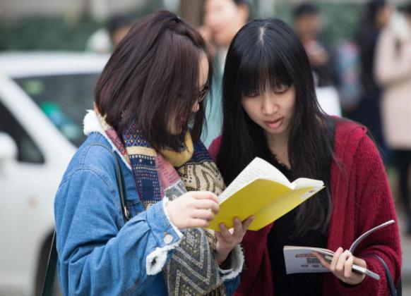 贫困生穿名牌领助学金校方回应,贫困生穿名牌是否取消助学金