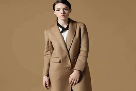 驼色中长款羊毛大衣搭配什么裤子,驼色大衣配燕麦色裤子好看吗