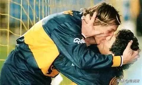足球球员之间的吻,足球接吻镜头视频
