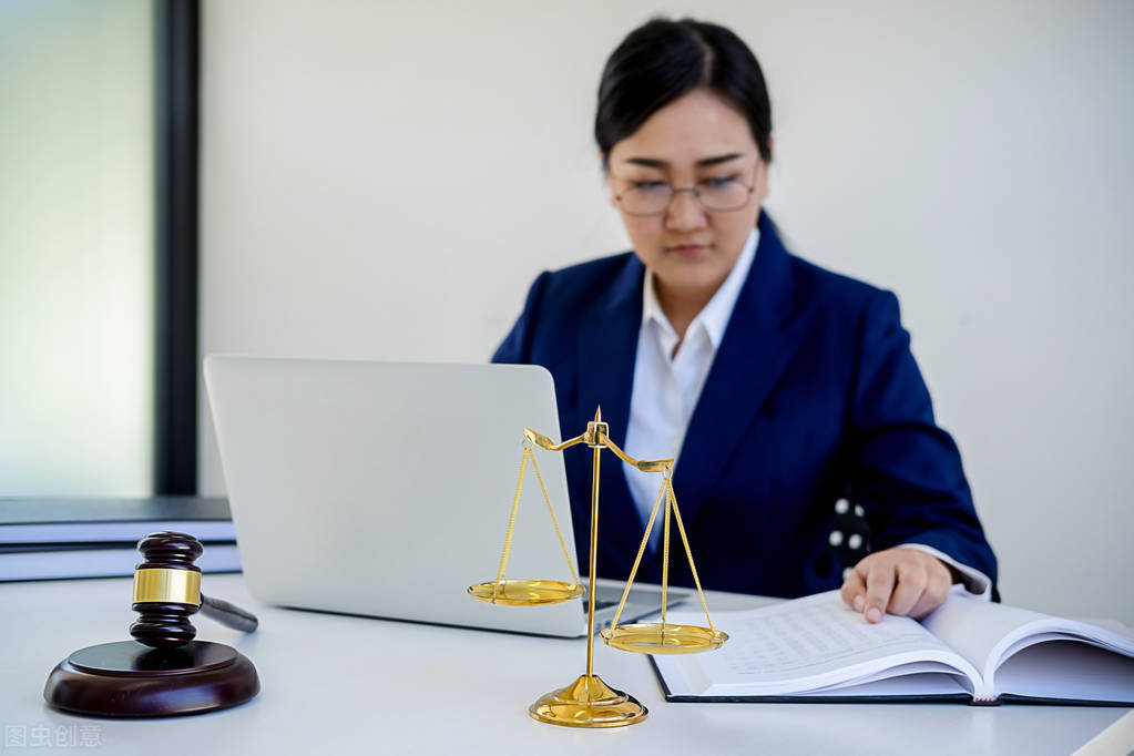 没有钱请律师起诉欠款怎么收,没钱请律师如何替自己辩护