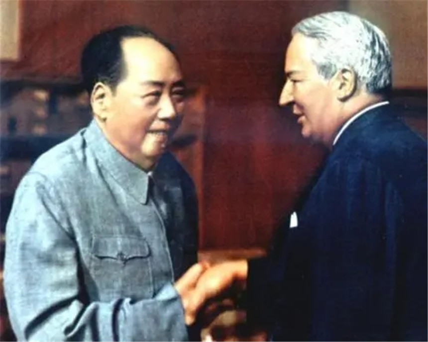 1976年周总理不幸逝世，毛主席流泪仰天长叹：恩来，你还是走了啊