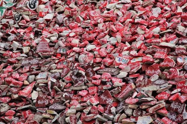 玛尼石凝固在石头上的信仰,玛尼石藏文