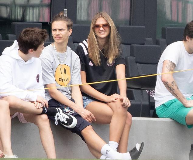 贝嫂和小贝当街亲吻甜腻了！大小准儿媳同框比拼，二儿子女友太美