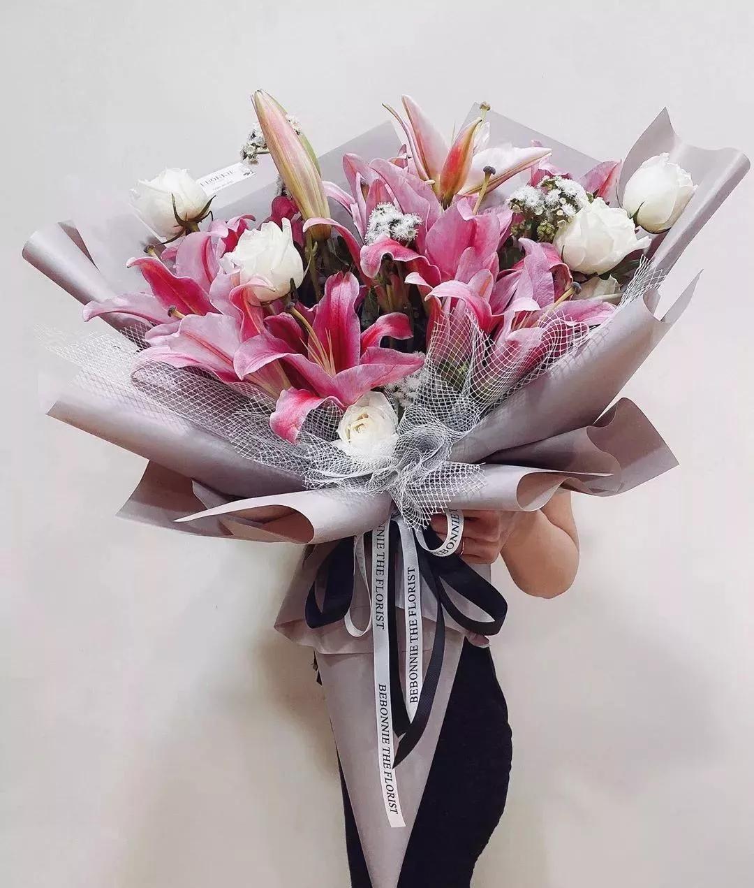 花要不要经常换水,花材正确处理方式及日常养护