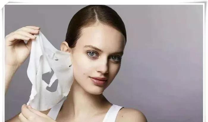 敷完面膜千万不要直接睡觉,敷完面膜啥都不用