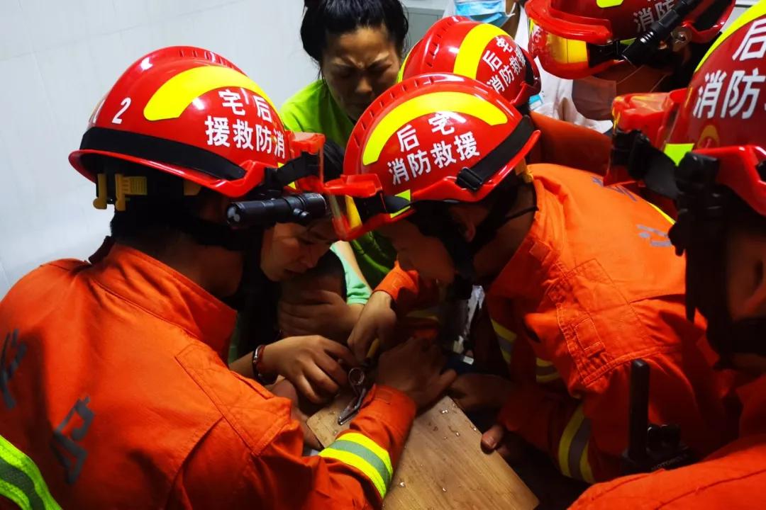 小孩手夹门上消防员来帮忙视频,新余男童手卡门缝消防救援脱险
