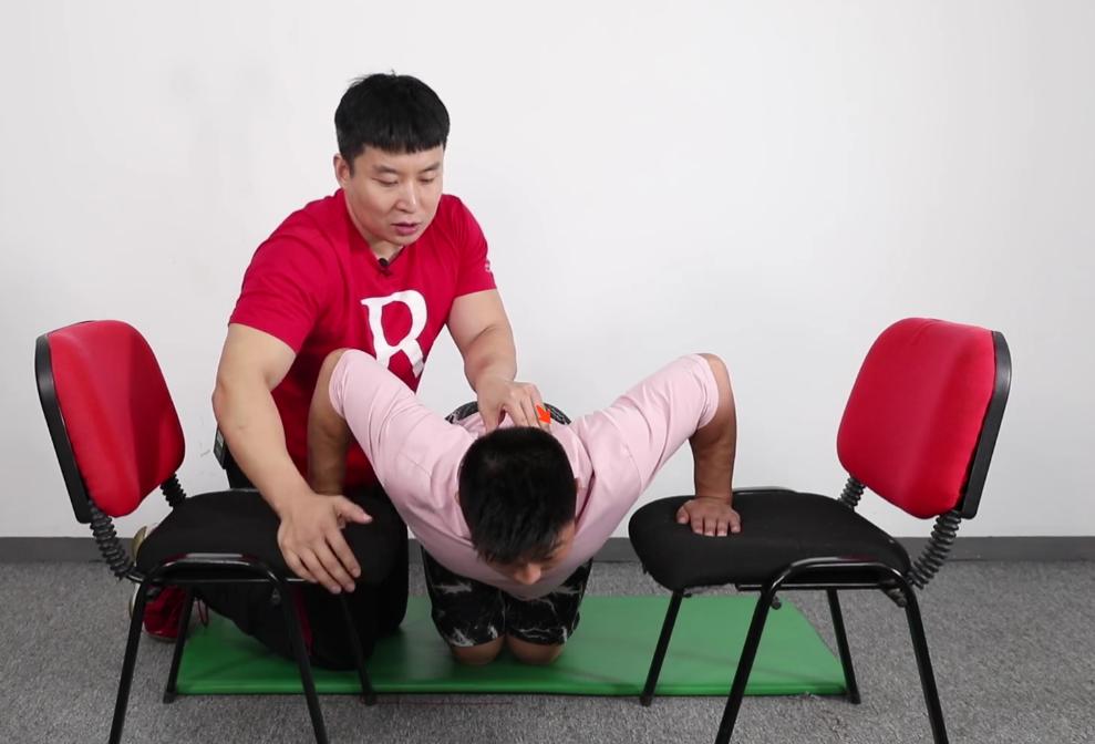 哺乳期两边胸大小不一样怎么调整,女性胸左右大小不一样怎么矫正