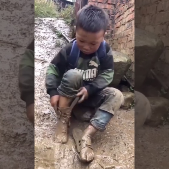 弟弟脚下滑了一下，拖鞋穿到了脚腕上，接下来哥哥的做法特别暖