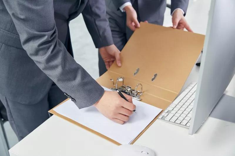 房子出租给了租客搞诈骗怎么办,租客被中介会两头骗吗