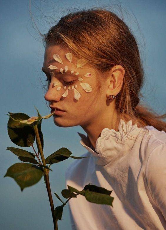 有句话说得好:美不美看脸,老不老看眼