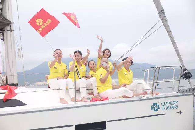 巨邦快乐集结号丨看见了，其中一艘游艇上，是我们的船长大舅哥