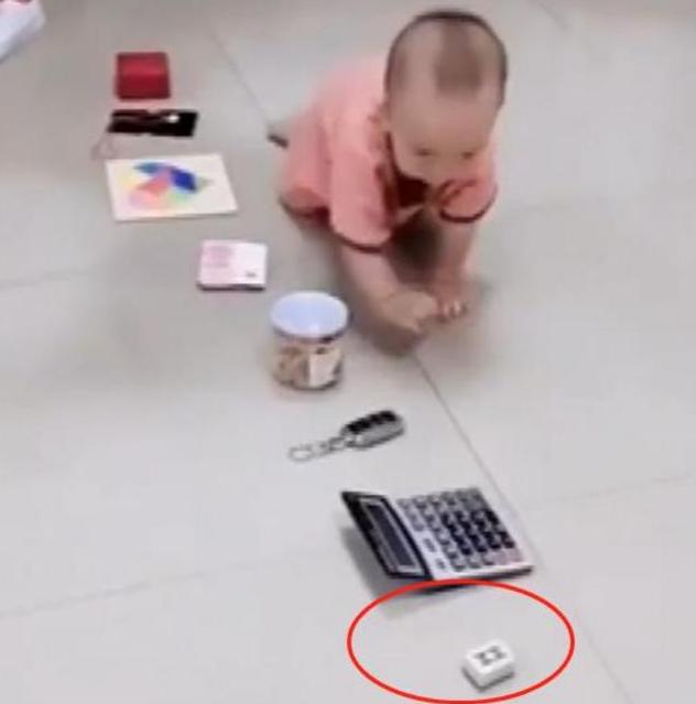 宝宝抓周扔远点,宝宝抓周抓爷爷的手