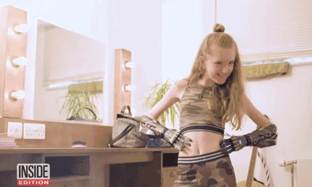 13岁无臂女孩成最酷“美妆博主”:不惧命运的人太酷了