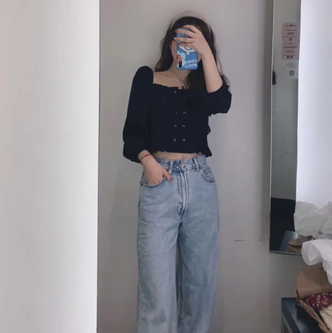 胸大和胸小穿衣对比哪个年轻,同一件衣服胸大和胸小同时穿对比