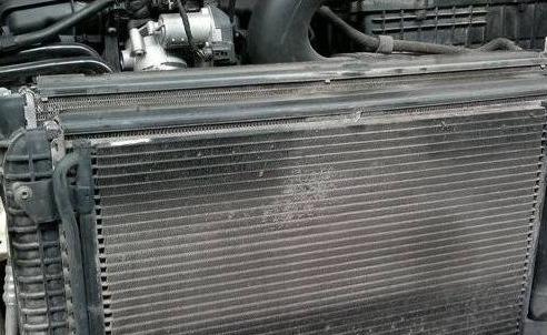 汽车空调ac关闭继续吹有酸味,空调开一会ac就有异味