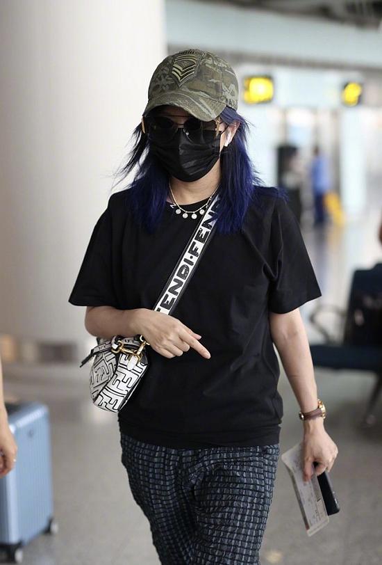 赵薇44岁发型,44岁赵薇穿黑色裤子