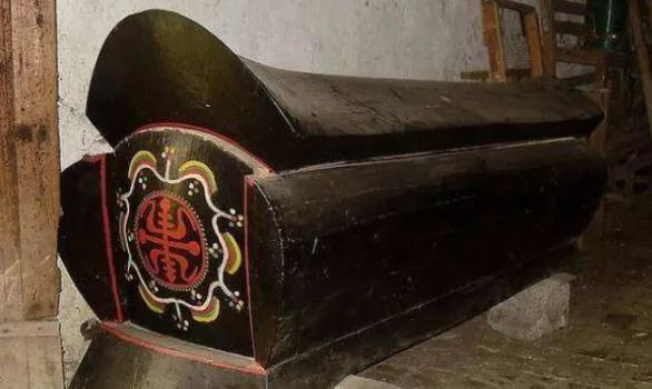 父亲刚刚要下葬，儿子对母亲说父亲手痛，推开棺材板后母亲红了眼