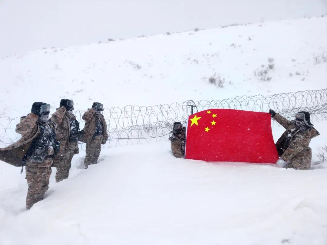 风雪边关边防官兵踏雪巡逻,风雪巡逻边防官兵与界碑相伴