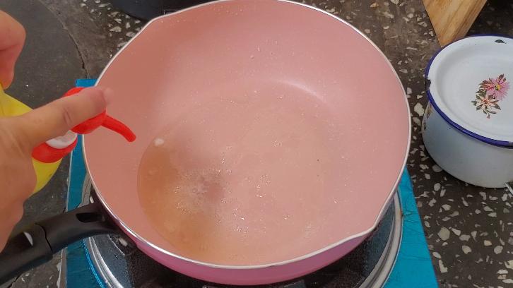 四孔煎蛋不粘锅麦饭石怎么开锅,麦饭石煎蛋锅开锅方法