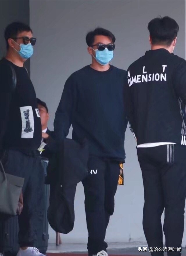 郑恺穿黑色西装出席,郑恺身穿蓝色牛仔褂更帅气了