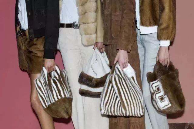 我花1000多块买的毛绒包，后来发现有点贵！