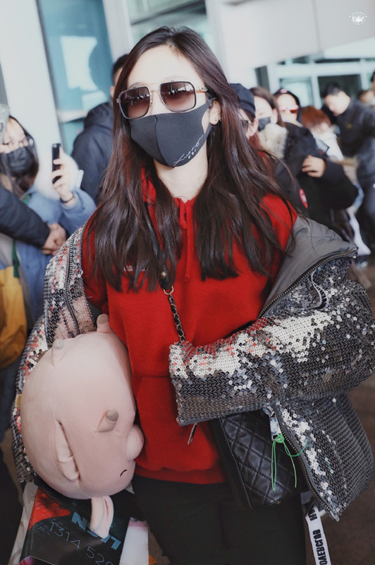 吴宣仪机场黑色羽绒服,吴宣仪穿波司登衣服