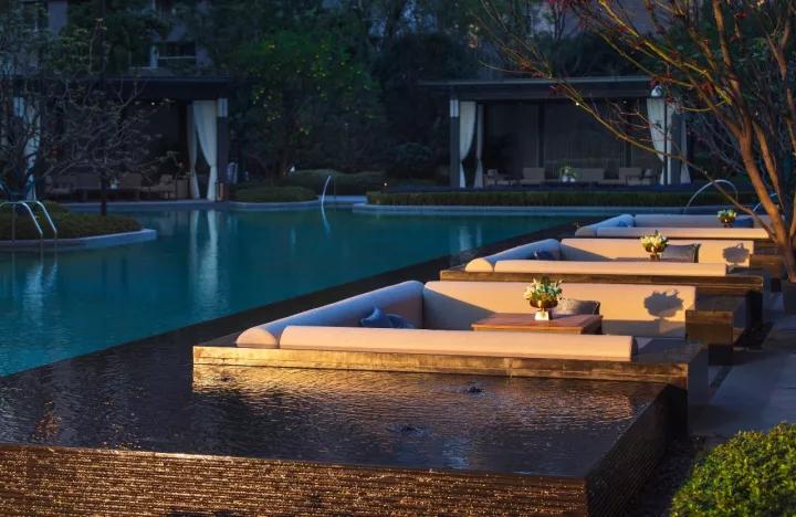 夏日泳池风景,夏日玩水胜地无边际泳池