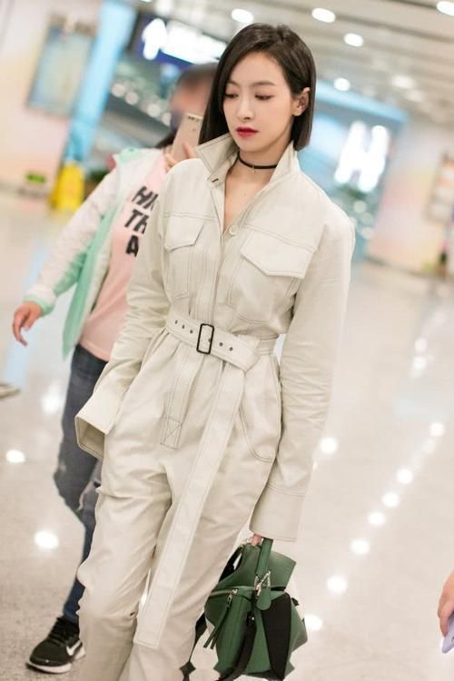 宋茜穿闪钻黑色抹胸礼服裙出镜 (宋茜穿深v吊带裙秀身材)