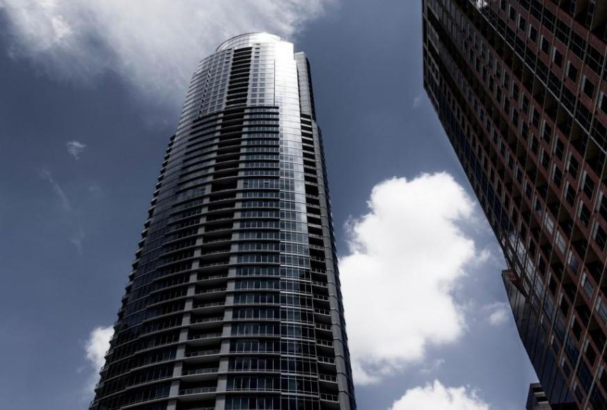 上海夫妻一方外地有房算首套吗,上海购房政策对二手学区房影响