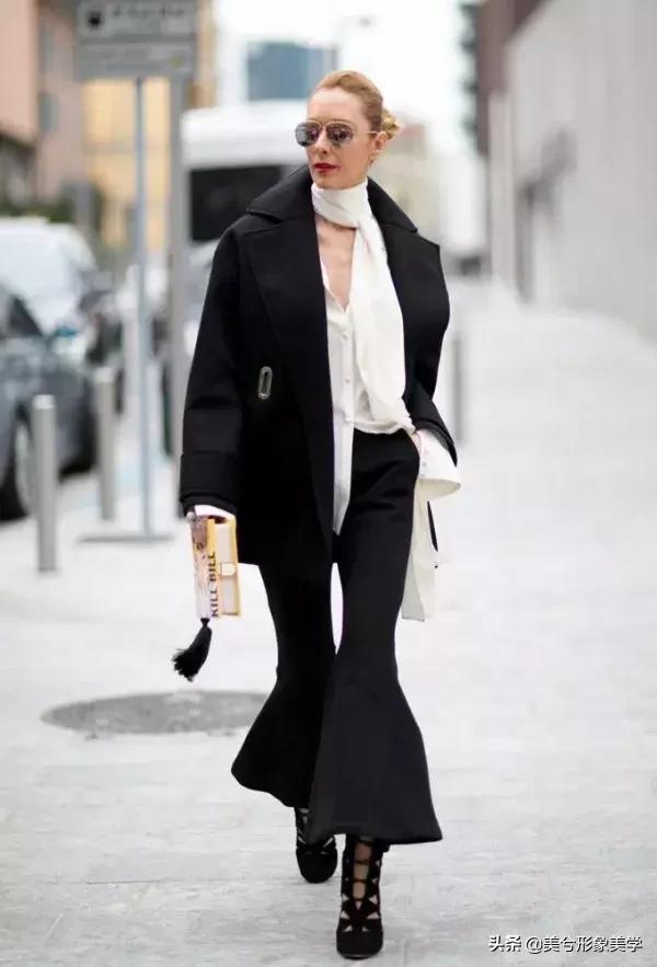 旧衣服怎么系丝巾好看,长条丝巾系法变衣服内搭