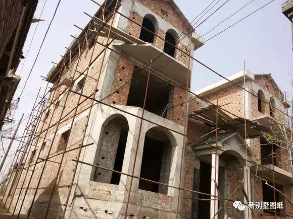 小伙盖三层农村别墅，占地150平米只花不到50万，你觉得怎么样？