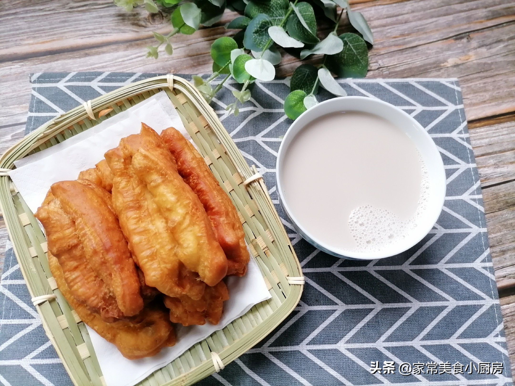 不用酵母也能炸出松软酥脆的油条,油条炸出来特别泡秘诀在哪里